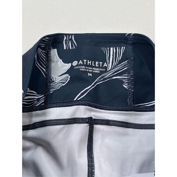 NWOT Athleta Floral Sonic Capri Navy White Reflective Style 291787 Size Medium - Picture 3 of 10